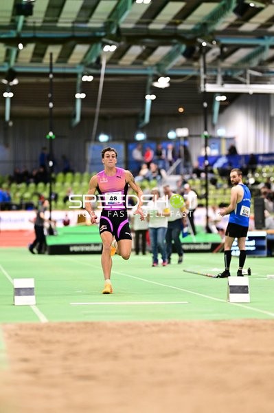 Startnummer 48 beim Weitsprung