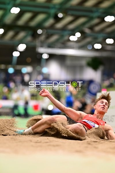 Weitsprung im Glaspalast