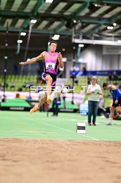 Weitsprung mit Startnummer 48