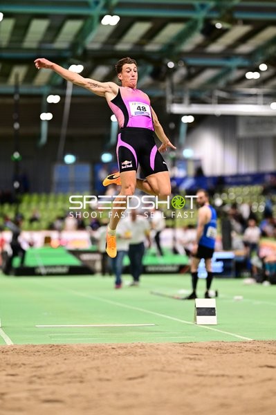 Athlet mit Nummer 48 beim Weitsprung