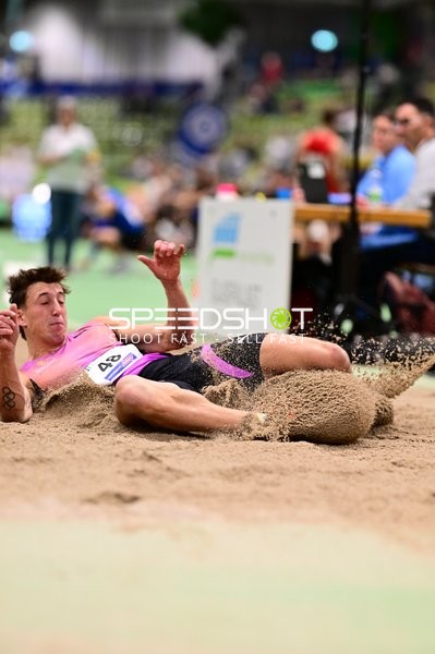 Weitsprung im Glaspalast