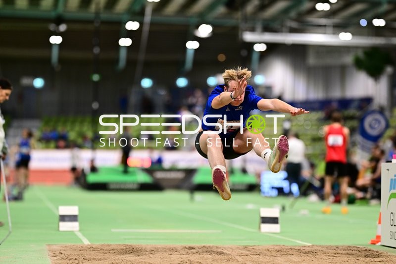 Weitsprung im Glaspalast