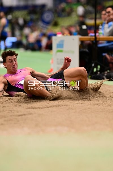 Weitsprung im Glaspalast