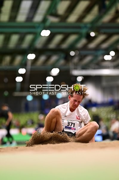 Athlet mit Nummer 371 im Weitsprung