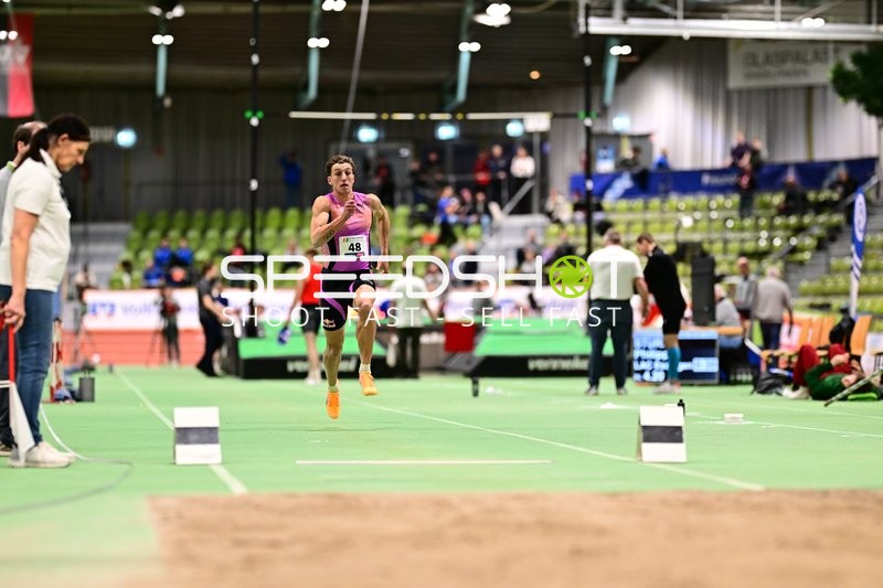 Startnummer 48 beim Weitsprung
