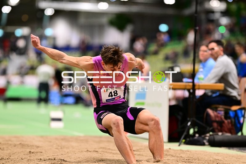 Athlet mit Nummer 48 beim Weitsprung