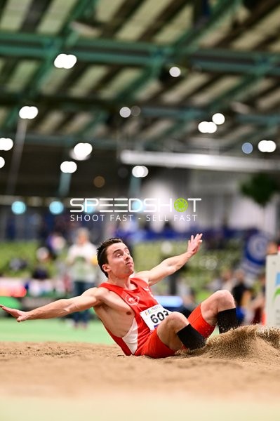 Athlet mit Nummer 603 beim Weitsprung