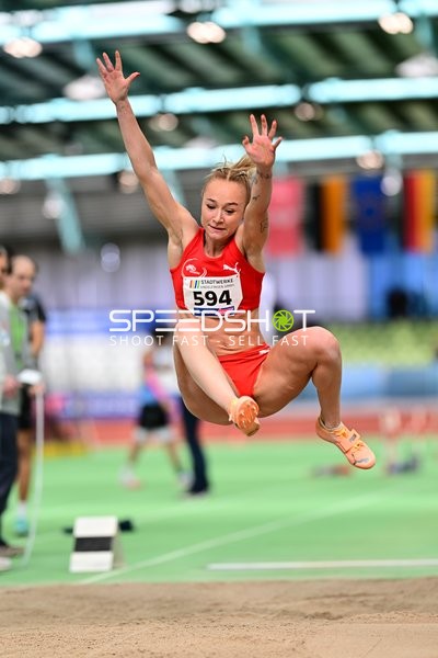 Leichtathletin mit Startnummer 594 im Weitsprung