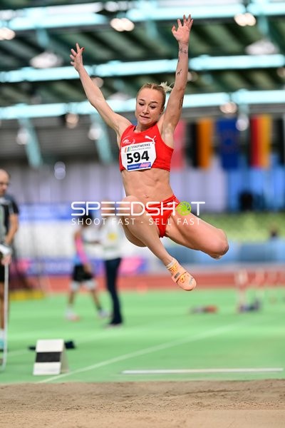 Leana SCHOLZ beim Weitsprung