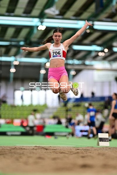 Athletin mit Startnummer 706 beim Weitsprung