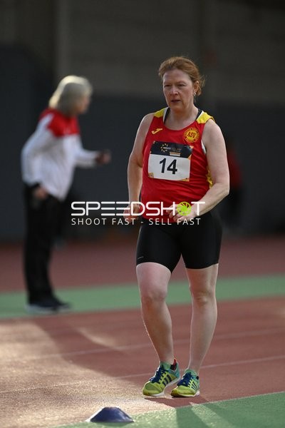 Athletin mit Startnummer 14 in Aktion