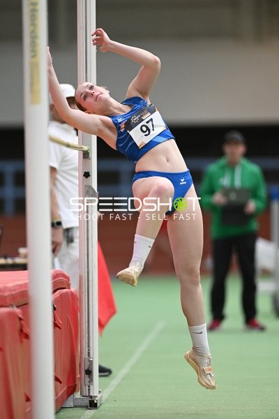 Athletin beim Hochsprung in Erfurt