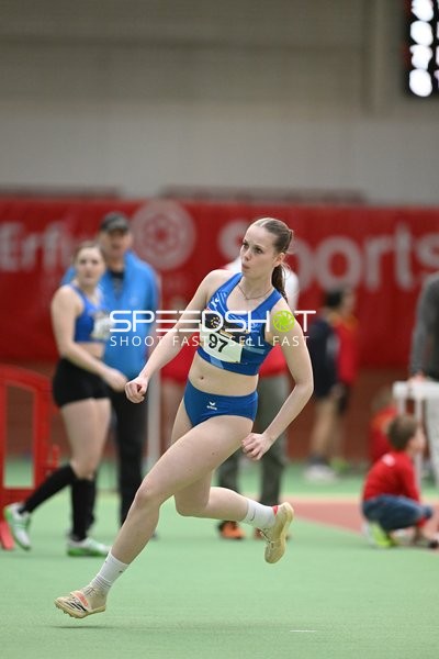 Athletin mit Startnummer 26 in Aktion