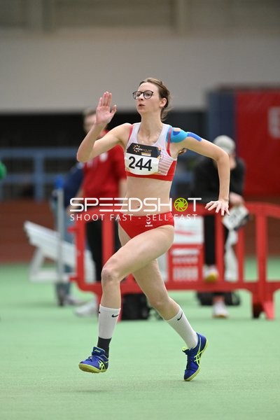Athletin mit Startnummer 244 in Aktion