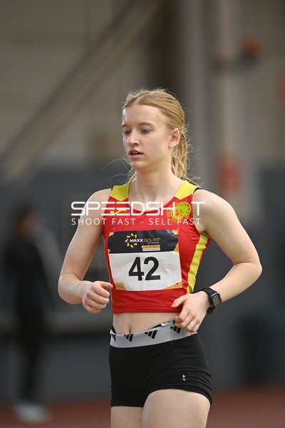 Athletin mit Startnummer 42 in Aktion