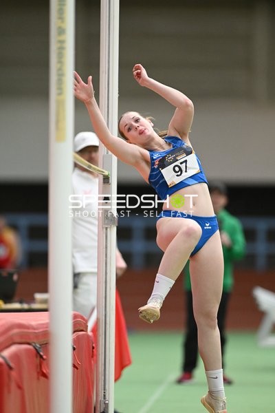 Athletin mit Nummer 97 beim Hochsprung