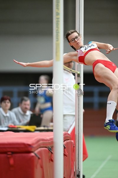 Athletin beim Hochsprung in Erfurt
