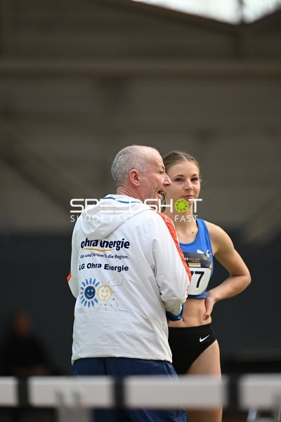 Trainer im Gespräch mit Athletin