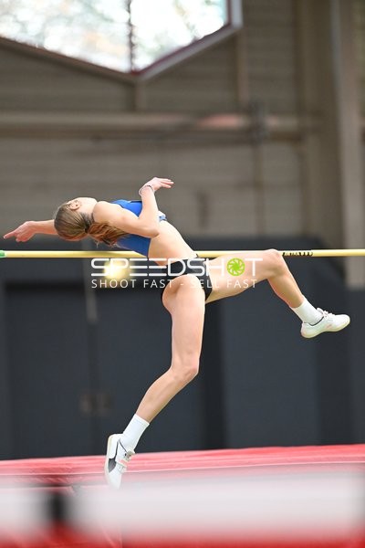 Athletin beim Stabhochsprung in Erfurt