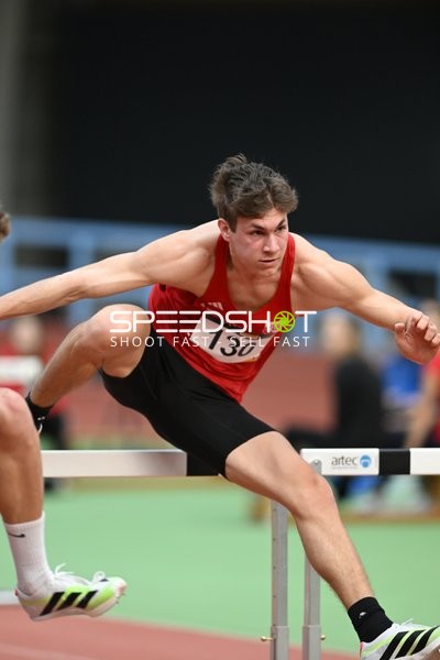 Athlet mit Startnummer 130 beim Hochsprung