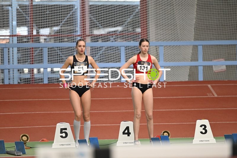 Athletinnen an Startblöcken