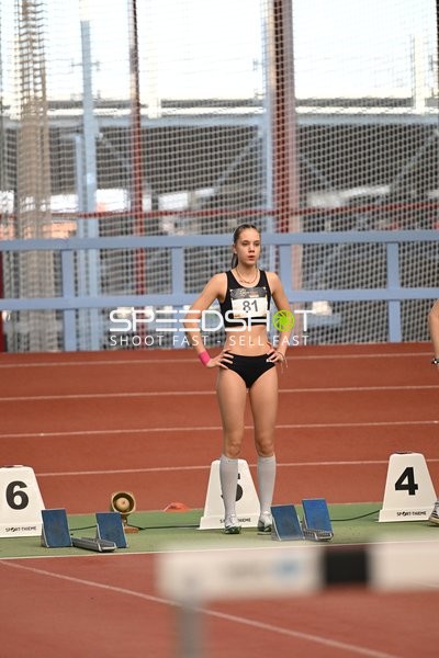 Athletin mit Startnummer 81 bereit