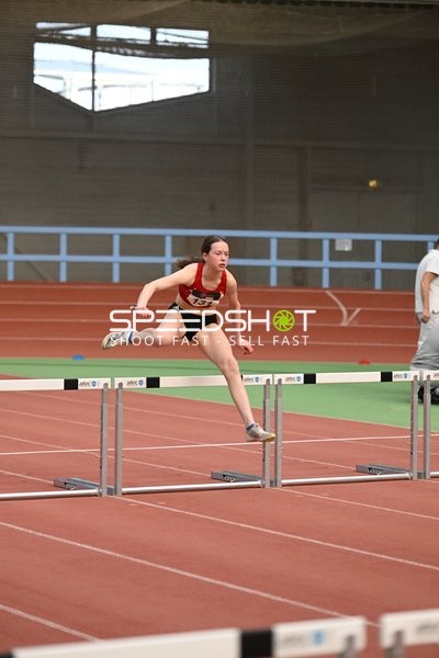 Athletin beim Hürdenlauf in Erfurt