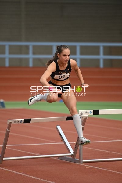Athletin mit Startnummer 81 beim Hürdenlauf