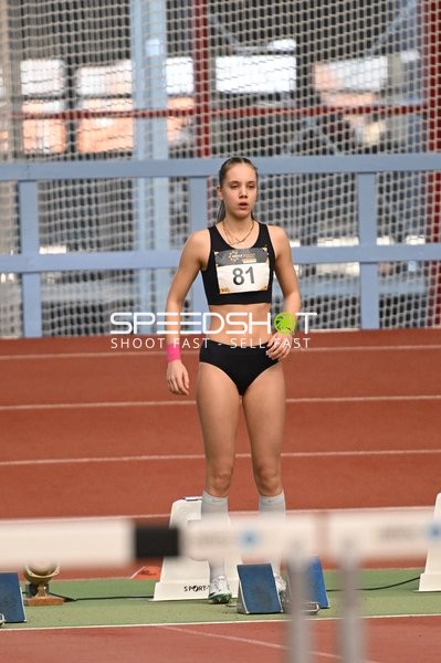 Athletin mit Startnummer 81 in Aktion