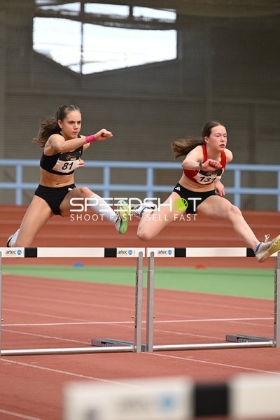 Athletinnen beim Hürdensprung in Erfurt
