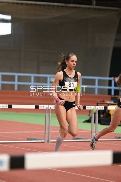 Athletin mit Startnummer 81 in Aktion