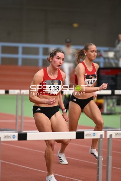 Athletinnen beim Hürdenlauf in Erfurt
