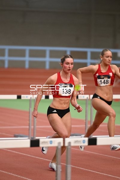 Athletinnen beim Hürdenlauf in Erfurt