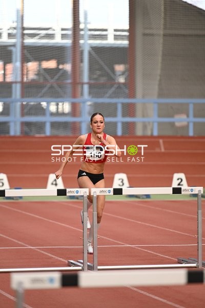 Athletin beim Hürdenlauf in Erfurt