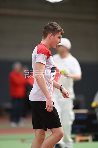 Athlet mit Startnummer 11 in Aktion