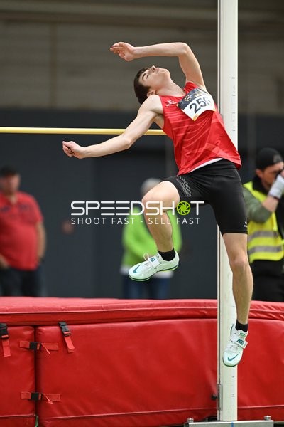 Athlet beim Hochsprung in Erfurt