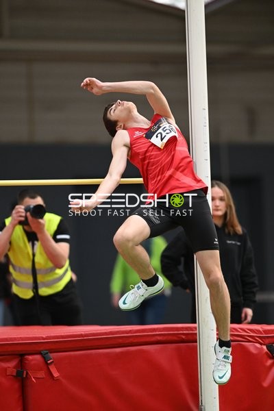 Athlet beim Hochsprung in Erfurt
