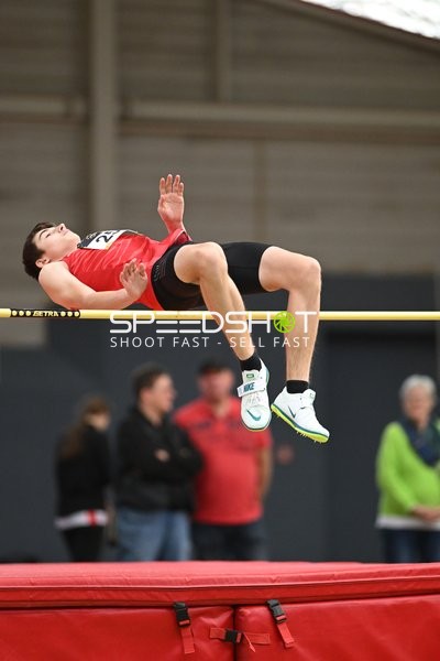 Athlet beim Hochsprung in Erfurt