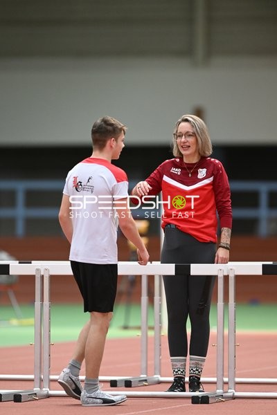 Unterhaltung neben Hürdenanlage