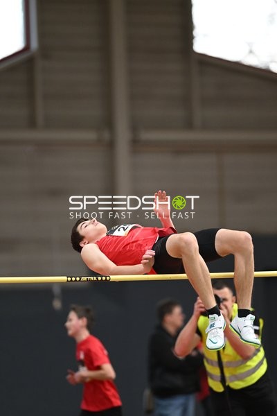 Athlet beim Hochsprung in Erfurt