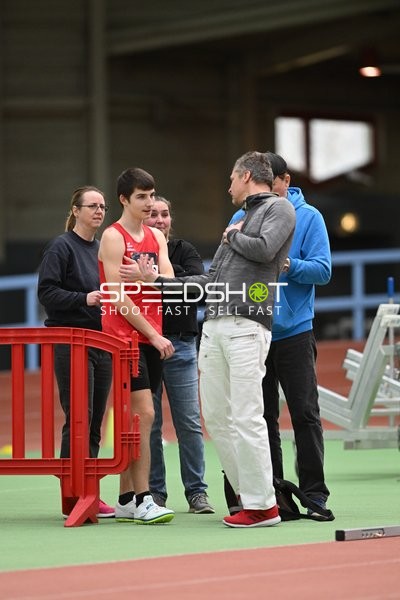 Athlet im Gespräch mit Betreuern