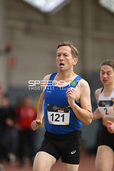 Läufer mit Startnummer 121 in Aktion