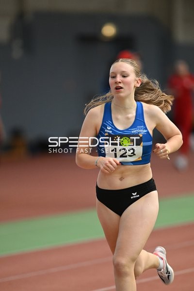 Athletin mit Startnummer 123 in Aktion