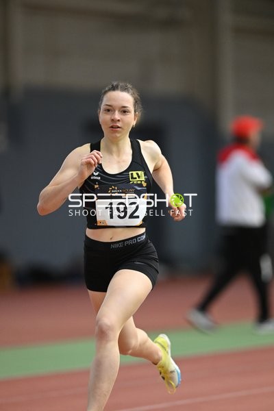 Athletin mit Startnummer 192 in Aktion