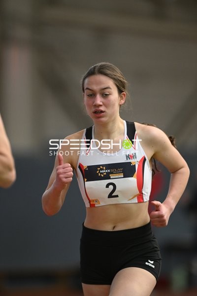 Athletin mit Startnummer 2 in Aktion