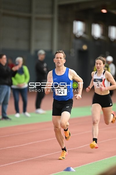 Läufer mit Startnummer 121 in Aktion