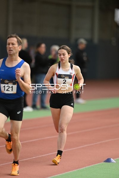 Athleten mit Startnummern 2 und 121 in Aktion