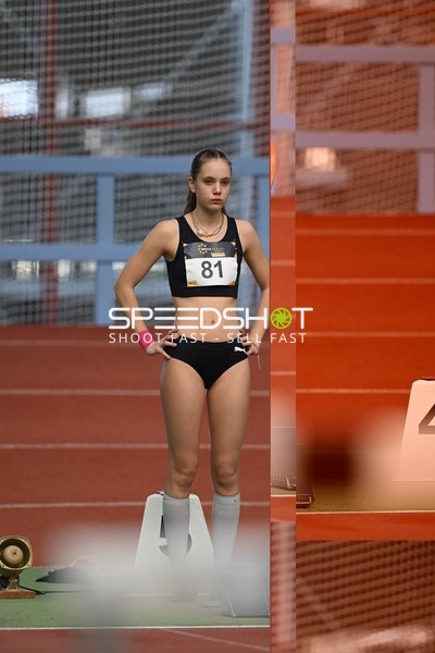 Athletin mit Startnummer 81 in Aktion