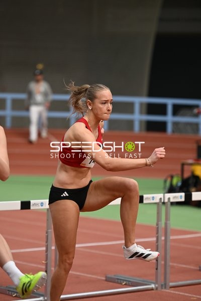 Athletin beim Hürdenlauf in Erfurt