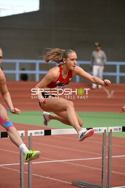 Athletin beim Hürdenlauf in Erfurt